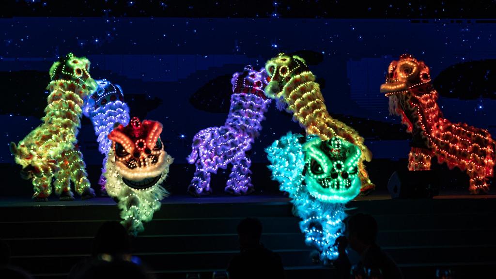 糅合传统舞狮和LED灯效的醒狮团。